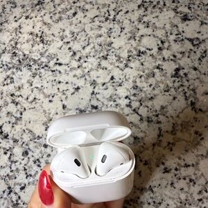 AirPods (1st Gen) With Charging Case – Left Earbud Working